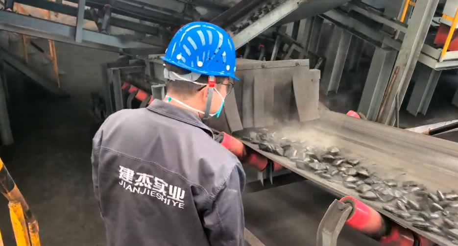 鋼廠(chǎng)污泥壓球新上產(chǎn)線(xiàn)頻出問(wèn)題？看建杰粘合劑現(xiàn)場(chǎng)指導(dǎo)專(zhuān)業(yè)破局